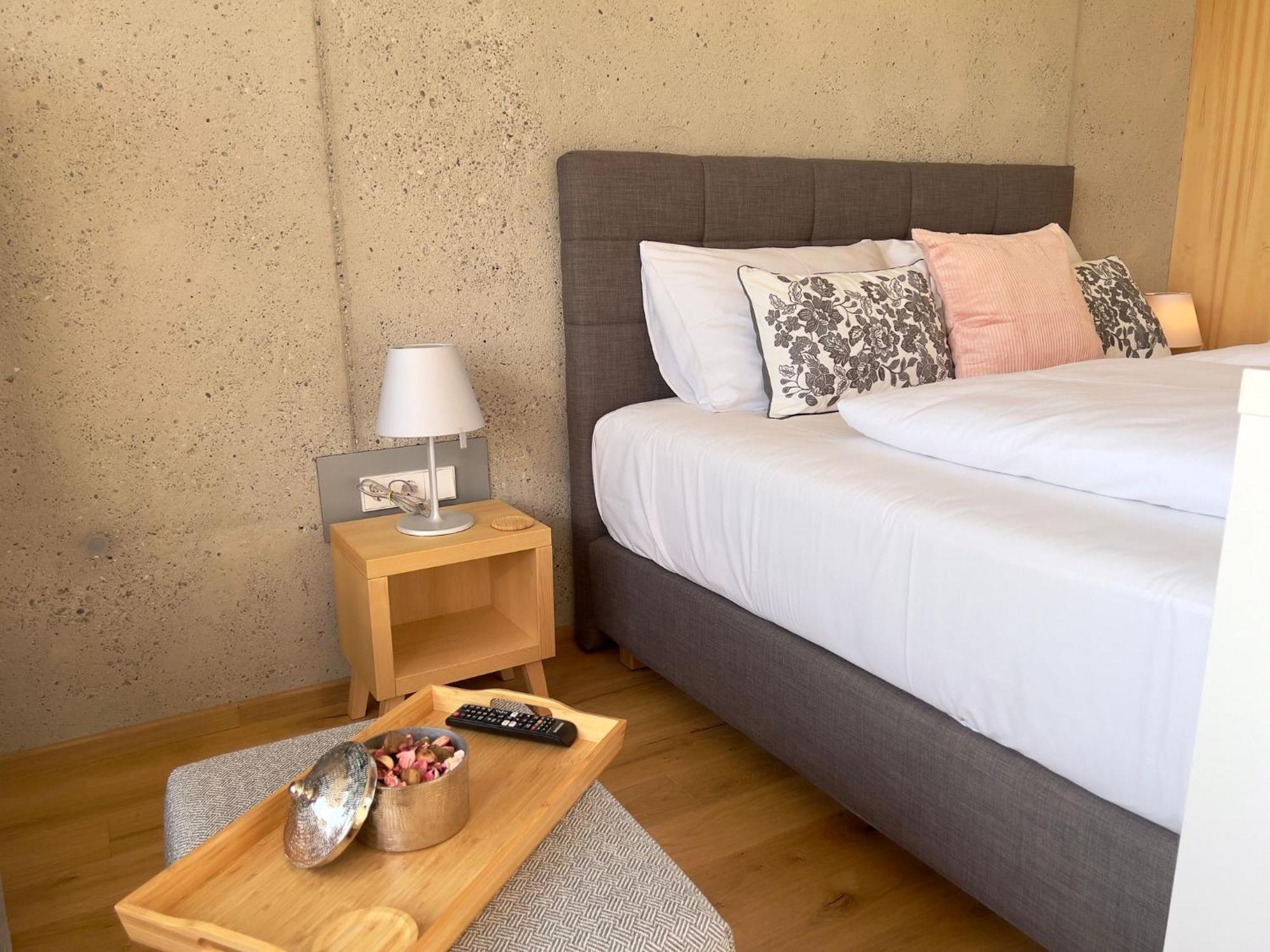 Hideaway An Der Weinstrasse - Pool & Sauna - Apartments Anderlage سبفيلد الغرفة الصورة